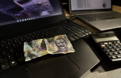 Aproape 10% dintre angajații din România au mai multe locuri de muncă din cauza erodării veniturilor