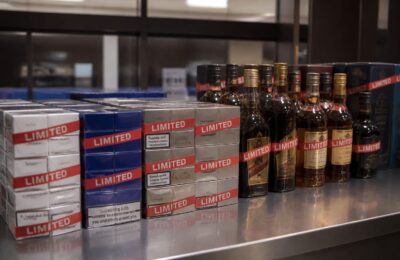 Noi limite pentru cantitățile de țigări și alcool care pot fi aduse în țară fără taxe