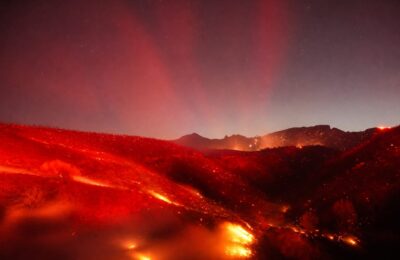 Un incendiu a distrus case în sudul Californiei. Locuitorii au primit ordine de evacuare