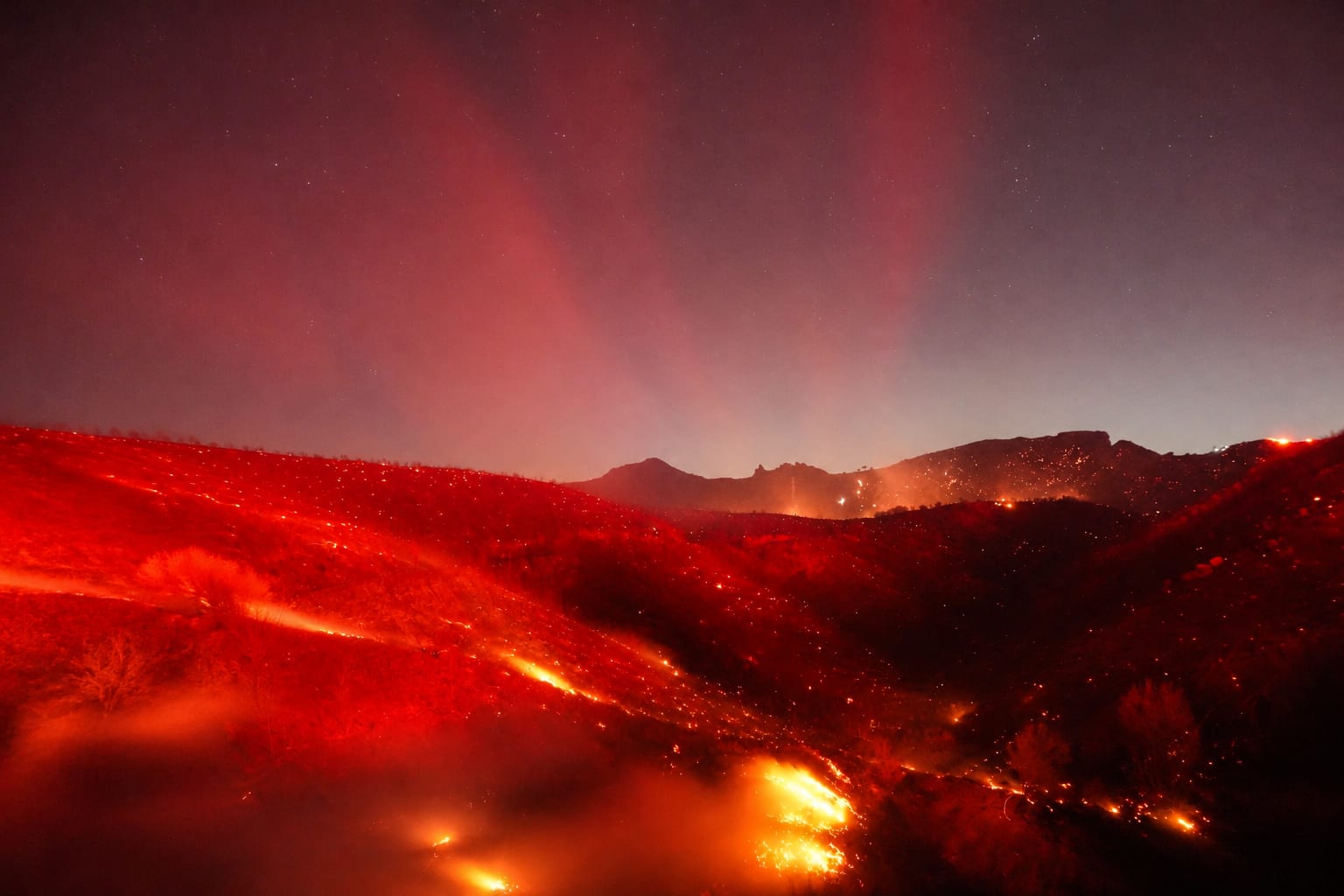 Incendii în California pe timp de noapte