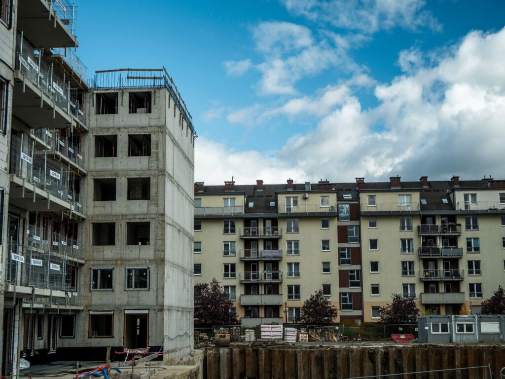 Blocajul politic întârzie investițiile firmelor și achizițiile de apartamente, spun antreprenorii