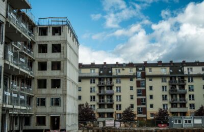 Blocajul politic întârzie investițiile firmelor și achizițiile de apartamente, spun antreprenorii