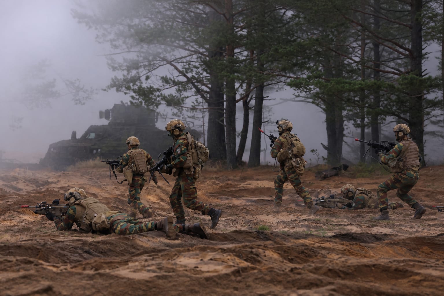 Soldiers în timpul unui exercițiu tactic