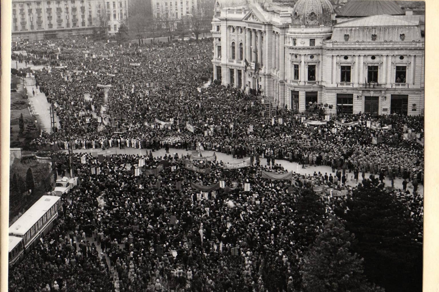 Mulțime adunată în fața Universității din București la un protest masiv