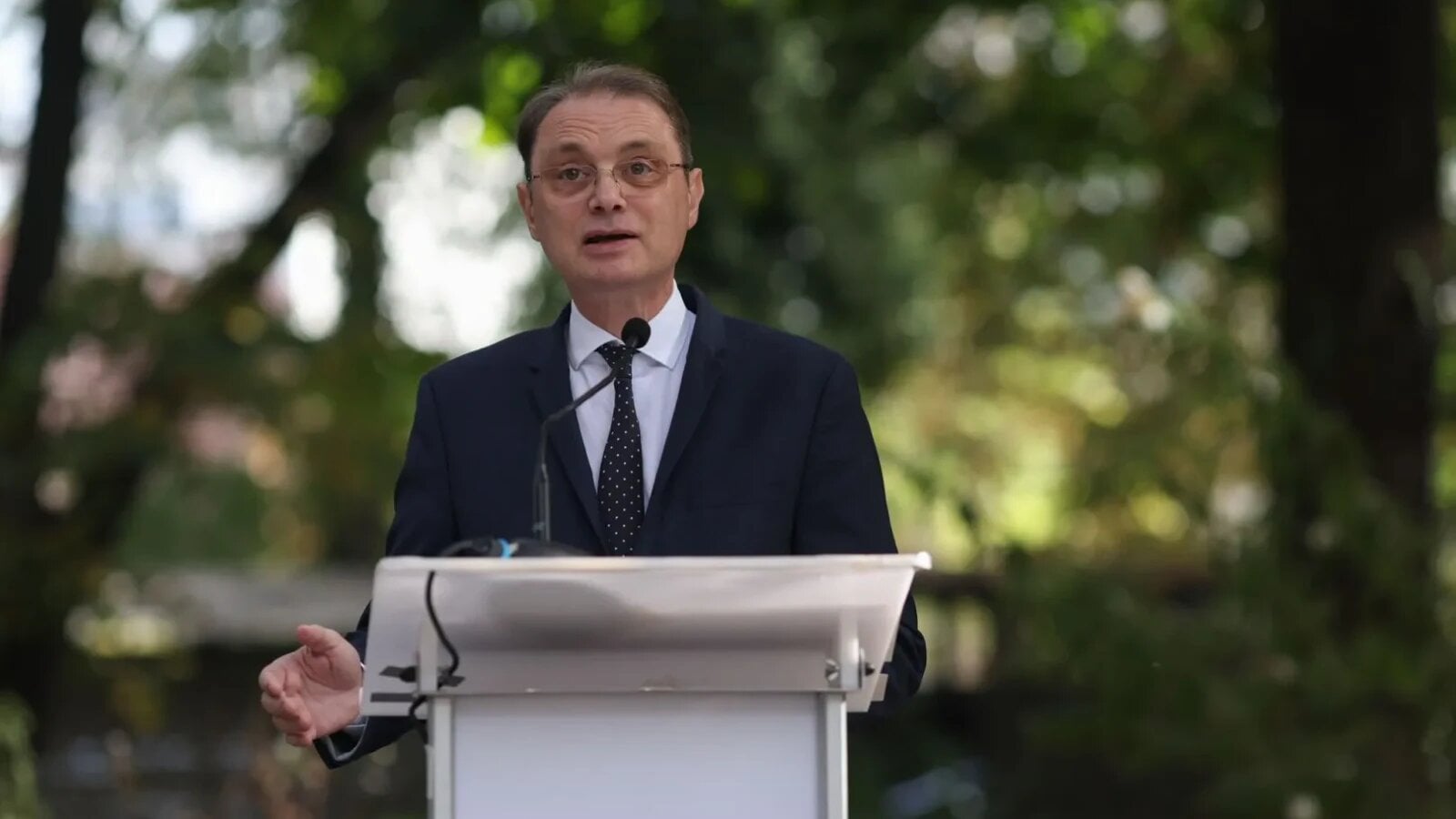 Oficial la tribună în timpul discursului
