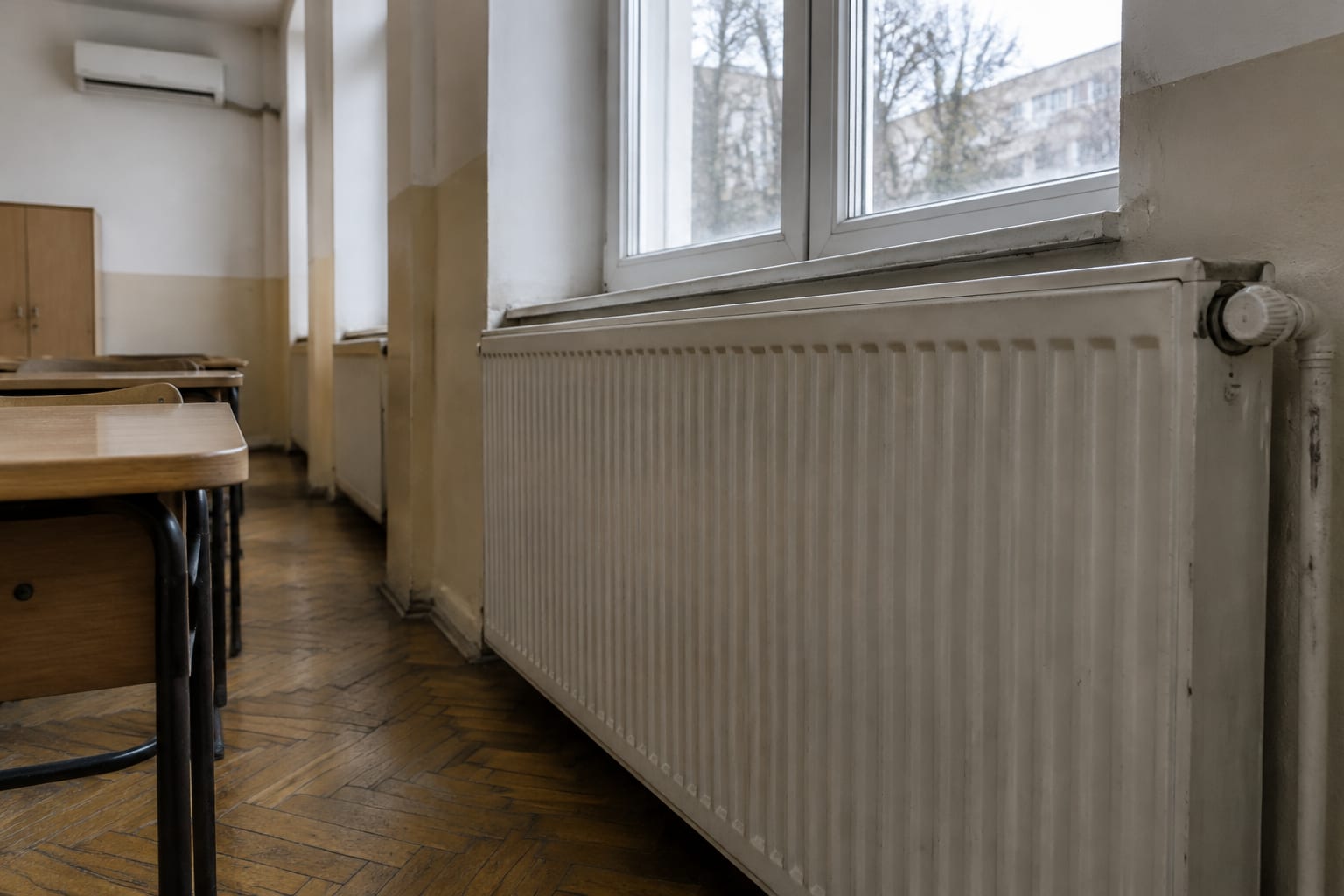 Bănci și calorifer într-o sală de clasă dotată cu aer condiționat